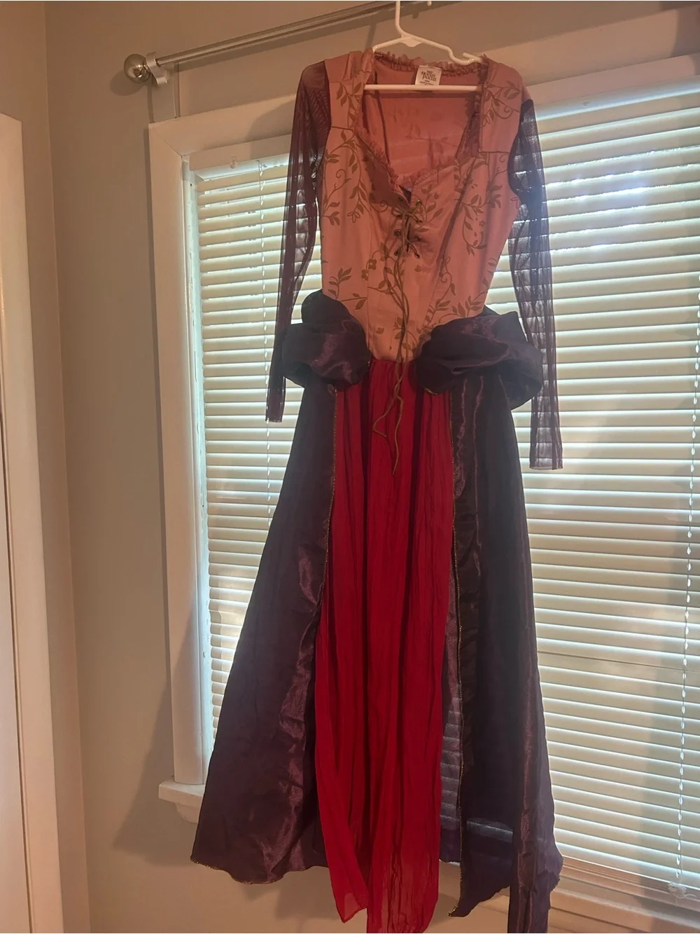 Sarah hocus pocus girls size medium Halloween costume Disney goodcondition witch